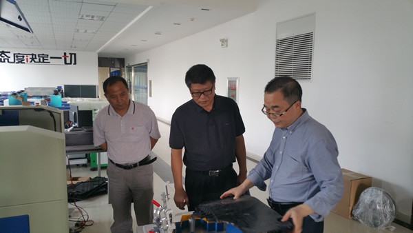 省侨联主席谭作刚调研新特光电