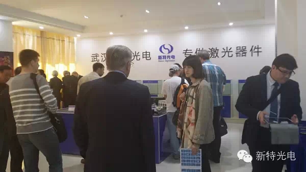 俄罗斯激光代表团对新特光电激光配件感到吃惊！